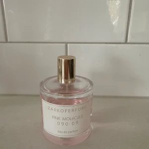 Zarkoperfume Pink Molécule parfym - Modern parfym med rosa ton från Zarkoperfume. Flaskan har en stilren design och passar perfekt för dig som vill sticka ut med något unikt. Eau de parfum för dig som gillar trendiga detaljer.