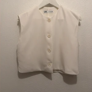 Vit väst från ZARA  - Stilren vit väst från ZARA med rak passform som är croppad. Använd fåtal ggr 💕💕