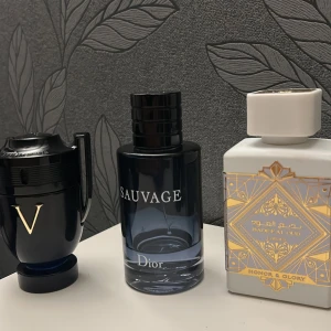 Tre fantastiska parfymer  - Stilren parfym från Dior med tydlig Sauvage-logga. Perfekt för dig som vill sticka ut med en ikonisk doft. Volym och ingredienser syns ej på bilden.