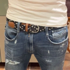 Flätat bälte svart/grön/vit - Säljer det hära bältet då det inte kommer till användning eftersom att jag har växt ur det. Priset kan så klart diskuteras!