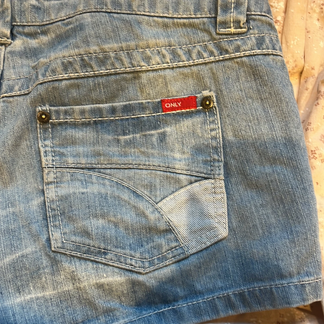 Blå lågmidjade jeansshorts från ONLY - 3