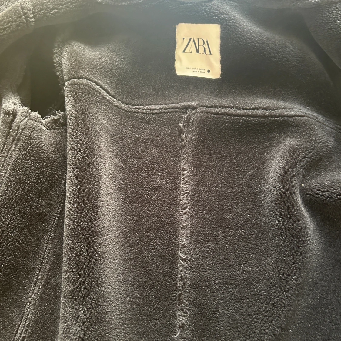 Svart teddyjacka från Zara med bälte - 1