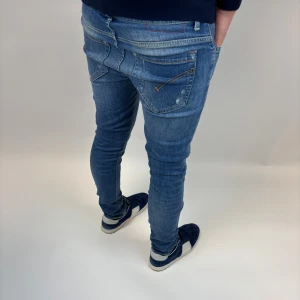 Dondup Jeans George  - Dondup Jeans George! Trendigaste jeansen på marknaden.  Skick= 9,5/10 Ny pris= 4000 kr Säljs för= 850 kr, storlek 30 men sitter som 29/30, (Modellen har original slitningar från fabrik vilket är väldigt eftertraktat och populärt)