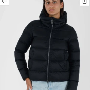 Svart pufferjacka från Colmar - Intressekoll på min pufferjacka från Colmar med huva och markerad logga på ärmen. Köpt förra vintern för 6000kr som är ordinariepris säljer för 4500 då det knappt syns att den är använd. Säljer då jag har hittat en annan vinterjacka men älskade denna förra vintern tveka inte att fråga om fler bilder. Köpt från Zalando🥰