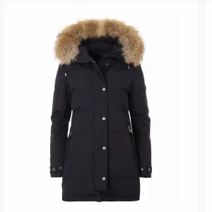 Svart dunjacka med päls från Hollies - Snygg svart dunjacka från Hollies med fluffig päls på huvan . Jackan har långa ärmar, dragkedja och knappar framtill samt praktiska fickor med dragkedja. Perfekt för kalla vinterdagar och har en längre, figurnära passform. Köpt för 5000 använt 1 vinter