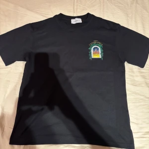 Casa Blanca svart tröja - Hej! Säljer nu min svarta Casa Blanca tröja. Har knappt använt den och tröjan är i storlek S. Tröjan har väldigt fina detaljer på både framsidan och baksidan. Skriv till mig om det är nåt ni undrar över. OBS! PRISET GÅR ATT DISKUTERAS!