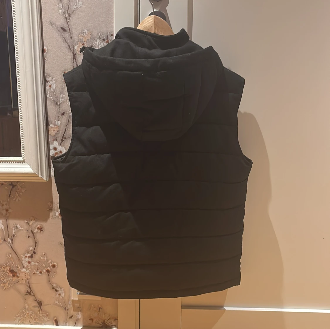 Svart dunväst med huva och dragkedja - 1