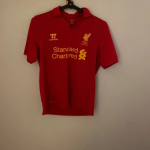 Liverpool 12/13 - En fin Liverpool tröja från säsongen 12/13 tröjan är självklart riktig. Vid minsta fundering så hör av dig.