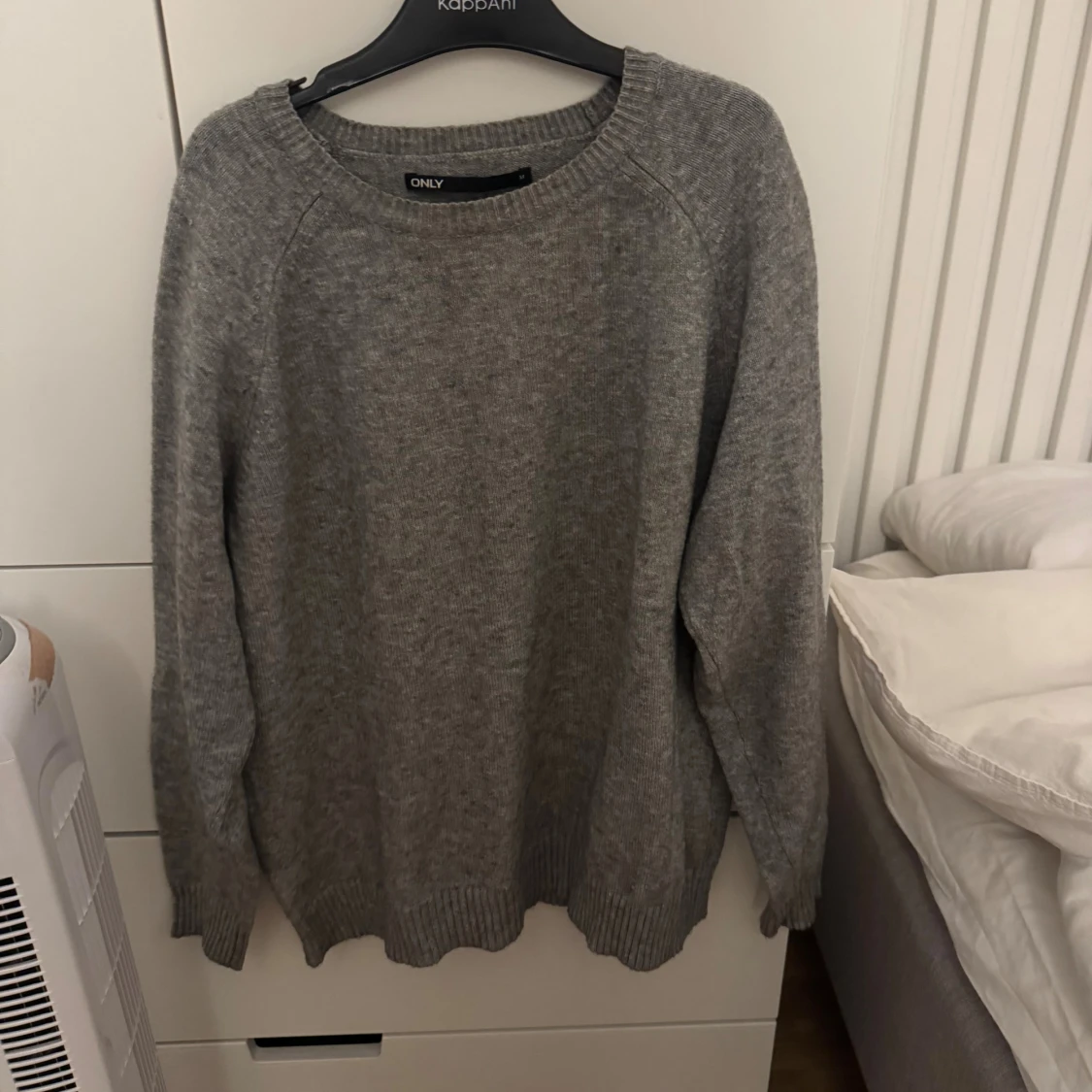 Grå stickad tröja från ONLY