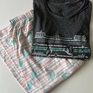 PYJAMAS SET - Pyjamas set som består av T-shirt och ankelshorts. Storlek L, men är mindre i storleken. Passar mellan S/M.