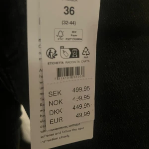 Svarta bootcut jeans i storlek 36 - Säljer ett par svarta bootcut jeans i storlek 36. Jeansen har klassisk booutcut design, låg midja och är tillverkade i stretchigt bomullsmaterial för en bekväm passform. Snyggt utsvängda ben som ger en trendig siluett.