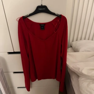 Röd ribbad långärmad tröja Lindex - Röd långärmad tröja från Lindex med v-ringning och ribbad struktur. Tröjan har en smickrande passform och är perfekt för dig som vill ha en enkel men snygg bas i garderoben. Tillverkad i mjukt material som känns skönt mot huden.