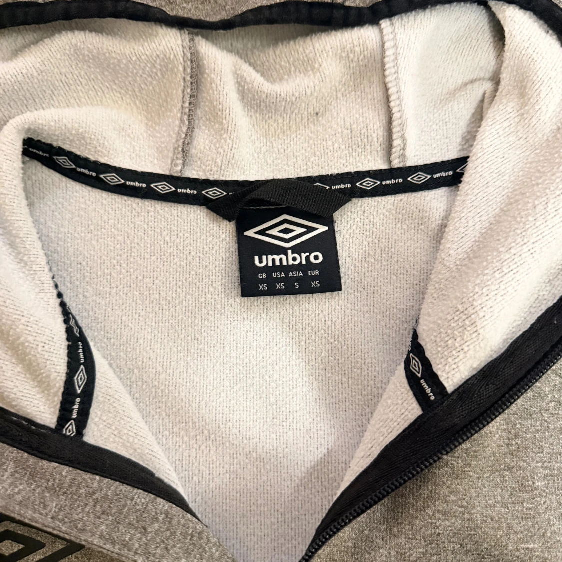 Grå hoodie Umbro med luva - 3