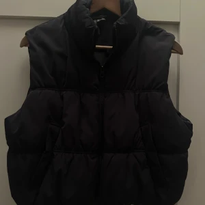 Väst - Säljer denna snygga västen som inte kommer till användning. Väldigt snygg och perfekt nu till hösten. Bra skick! Lite kortare i modellen. Hör av er om ni har frågor om pris eller annat!🩷