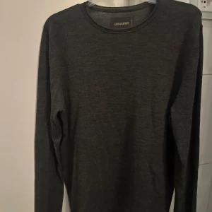 Mörkgrå merinoullströja Zadig & Voltaire - Snygg mörkgrå långärmad tröja från Zadig & Voltaire i 100% mjuk merinoull🍁 Enkel design med rund halsringning och diskret döskallemönster på ryggen.  Nypris över 2000 kr! Mitt pris - 289 kr💫 Mycket bra skick, som ny