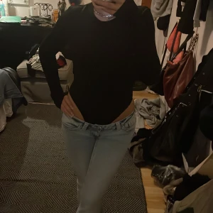 Svart långärmad body - Säljer en svart långärmad body i storlek xs🙌🏽🙌🏽
