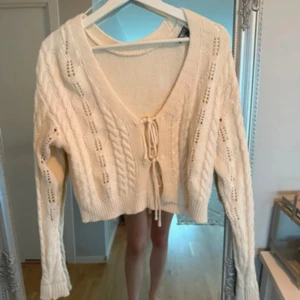 Kofta - Snörning framtill, gott skick! 🌸Krämvit