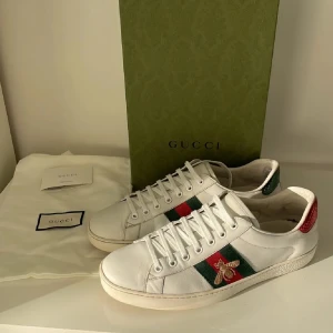 Gucci ace skor  - Säljer nu dessa snygga Gucci ace skor i uk 9 som motsvarar storlek 43, skriv för fler bilder/frågor🙌🏼