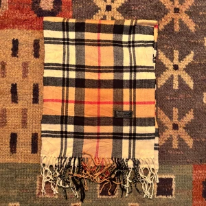 Vintage Burberry Scarf  - -Riktigt bra skick. Nypris på dessa ligger på runt 5000kr, vilket gör detta till ett sjukt bra pris! Halsduken är gjord i Lamull, och är perfekt inför hösten och den kommande vintern. Anledningen till att det står ”Burberry’s” och inte ”Burberry” på lappen är eftersom halsduken är från några år tillbaka, innan de bytte namn! Om du har någon fråga är det bara att skriva till mig. /elgnce (5)