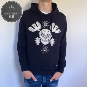 McQueen hoodie - Tja, säljer nu denna galet feta McQueen hoodie i storlek M fits S! Hör av dig vid frågor eller funderingar!  Kan gå ner i pris vid snabb affär
