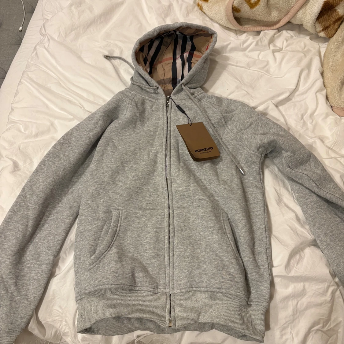 Grå hoodie från Burberry med dragkedja