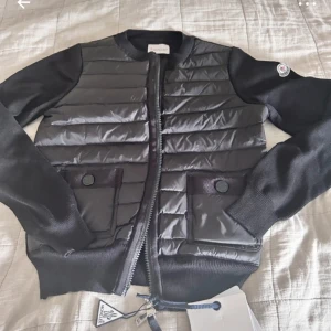 moncler cardigan - Säljer inte så tryck inte på köp nu, om någon har en likdan i storlek s så vill jag gärna byta.