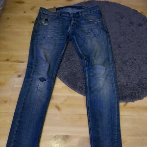 Dondup byxor  - Ett par stilrena dondups med några få defekter, då man ser på två bilder där jag har sytt ihop dom. Därför priset är så lågt. Hör av dig om du har några frågor, då priset är inte helt hugget i sten.