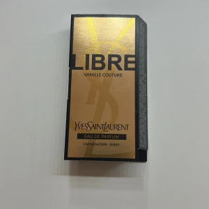 YSL Libre Vanille Couture 1.2ml - Testa YSL Libre Vanille Couture i smidig 1.2 ml spray. Innehåller bl.a. alkohol, aqua, limonene, linalool, benzyl salicylate och citral. Tillverkad i Frankrike. Perfekt för dig som vill prova något nytt och exklusivt.