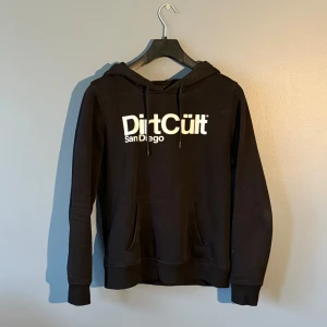 5 st DirtCült hoodies - Fem hoodies från DirtCült San Diego, fyra svarta och en olivgrön. Alla har huva, känguruficka och tryck framtill, vissa är i stl M och vissa i L. Dem är i mycket fint skick. Köp alla för 450kr eller 100kr/st. 
