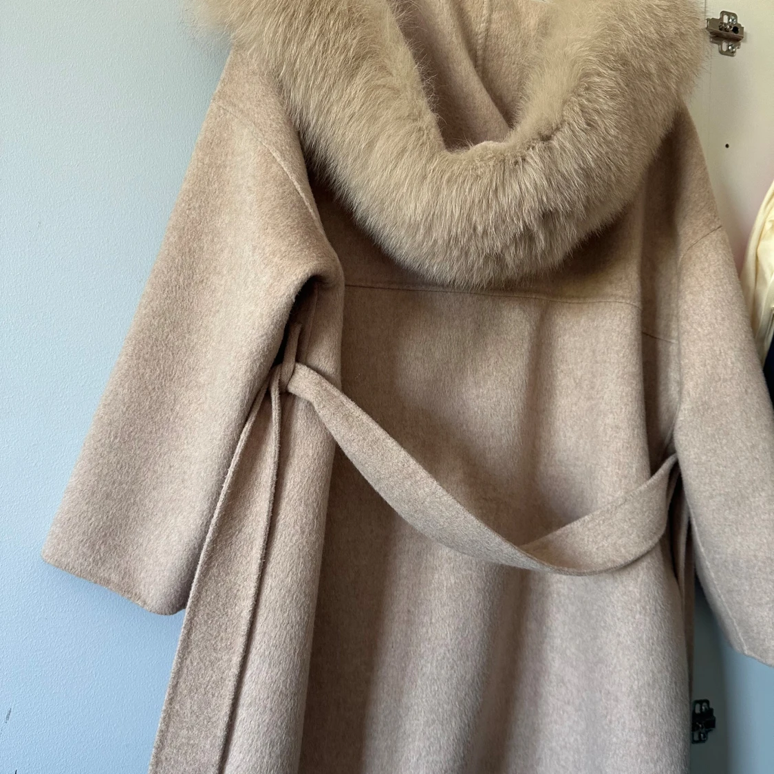 Beige kappa med päls och bälte - 1