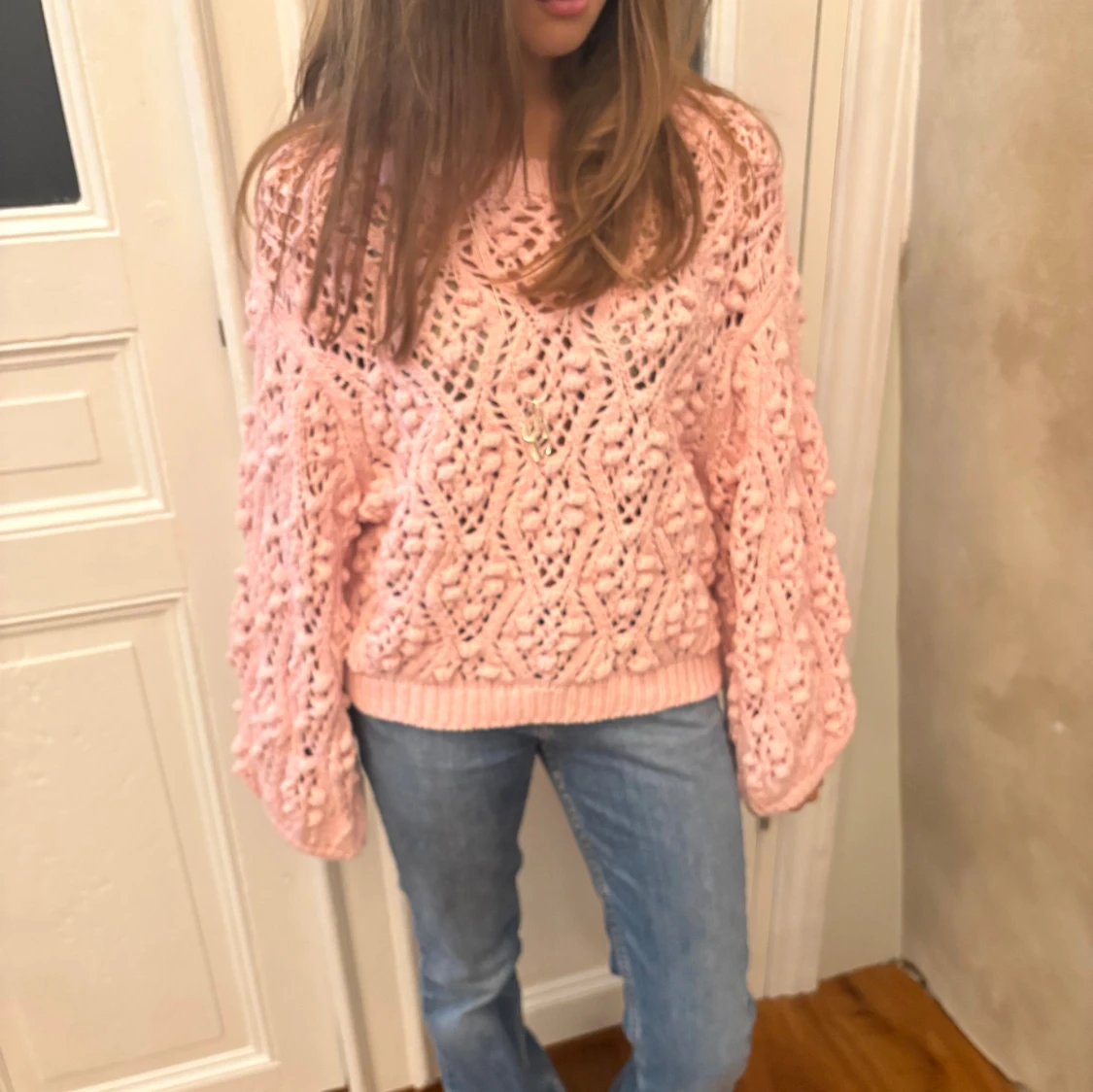 Rosa stickad tröja med ballongärmar