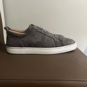Christian Louboutin sneakers - Hjälper en vän att sälja dessa Loubs då de ej kommer till användning. De är i god skick och storleken är 42. Priset kan diskuteras vid snabbaffär och vid frågor tveka ej om att hör av dig😁