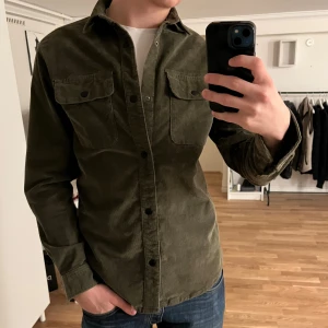 Jack & Jones Overshirt - Tjena tjena, säljer en snygg Manchester Overshirt från Jack & Jones. Storlek S men passar M. Färgen olivgrön. Endast använd ett fåtal gånger. Hör av dig vid funderingar🙌