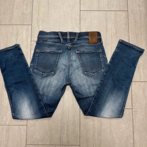 Replay Anbass  - Snygga mörkblå replay anbass jeans i storlek w 29 och L runt 30-32. Jeansen har snygga slitningar som är perfekta till vintern för en snygg extra touch i din outfit!👍🏻