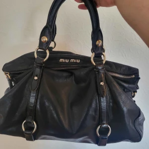 Miu Miu vintage bow bag - Hej! Säljer en viral vintage Miu Miu väska som är använd ett fåtal gånger, säljer då det inte är min stil längre, undersidan av handtaget har släppt lite men fortfarande snygg! Hör av dig vid funderingar ❤️