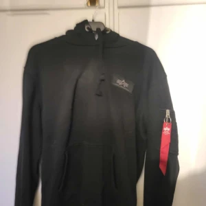 Alpha industris  - En snygg och varm alpha industris hoddie. Storlek M
