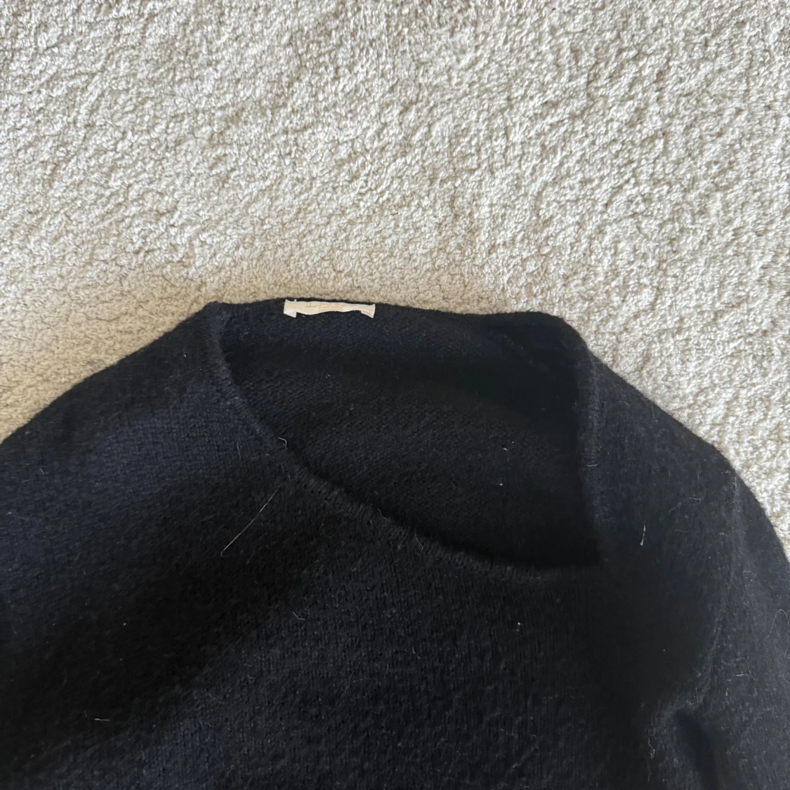 Svart stickad tröja med asymmetrisk hals - 2