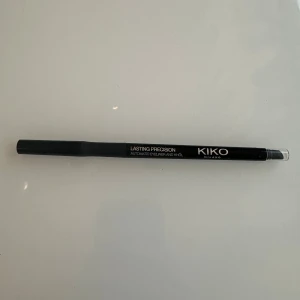 KIKO svart eyeliner - Säljer en svart automatisk eyeliner från KIKO Milano, Lasting Precision Automatic Eyeliner and Khôl. Pennan har smal spets för exakt applicering och twist-up-funktion. Perfekt för att skapa skarpa linjer eller suddade looks