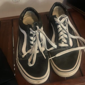 Svarta Vans  - Vansskor i strl 38, inte så jätteanvända och därav vill jag sälja dem