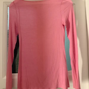 Rosa intimissmi tröja  - Rosa intimissmi tröja, storlek S, fint skick💕 Sista bilden visar modellen på tröjan men som ni ser inte samma färg då färgen jag har inte finns kvar längre🩷