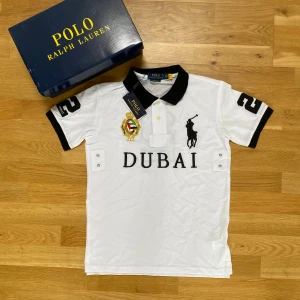 Vit pikétröja Polo Ralph Lauren Dubai - ✅ Polo Ralph lauren chief keef shirt. (R€p)  📊 Colour: White & Black  📏 Size: Small (S) (please seek measurements for reassurance)  📐 Measurements: Pit to pit – 48cm Collar to hem – 66cm  ♻️ New. Not worn.  💬 If you got any questions don’t hesitate to  ask!   I ship on the same day or the next day🤝  💰 Im also open for resonable offers - feel free to make one✌️