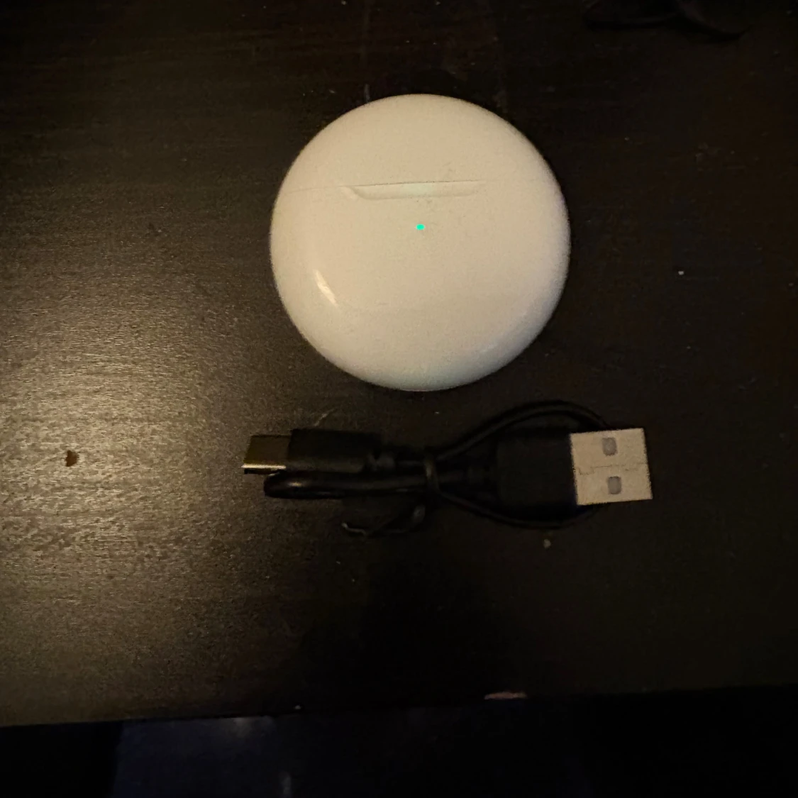 Vita trådlösa hörlurar med laddsladd - 2