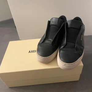 Axel Arigato skor - Fina sneakers från Axel Arigato. De är sparsamt använda och lite slitna bara men det syns knappt. Skriv för fler bilder och frågor! Pris kan diskuteras