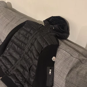 Svart  pufferjacka med huva - Dm vid intresse..