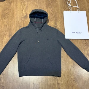 Burberry hoodie - Skick: 10/10, kommer med original packet. 100% äkta såklart! Extremt unik model och färg, Nypris om man lyckas hitta folk som säljer den är runt 6800-7500kr