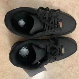 Svarta Nike Air Force 1 sneakers - Nytt pris 1120 min pris 750 kr säljer dem på grund av att min vän inte ville ha dem