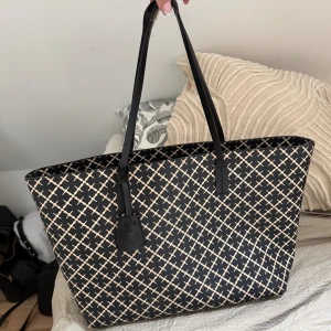 By Marlene Birger väska - Superfin Marlene Birger väska! Banden är lite trasiga och den har fått kantstött på undersidan (se bilder). Kunde bara få med ena sidan av undersidan på bild då man bara får ha 5 bilder här, men den har kantstött på alla 4 sidorna undertill. De syns och stör inte från långt håll! Annars är väskan i fint skick! 