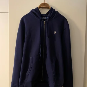 Ralph lauren zip hoodie - En schysst Ralph lauren ziphoodie till en dunder pris! Skriv vid minsta lilla fundering🙌 Storlek S men passar även M 