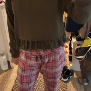 grön fin tröja me volang längst me kanten där nere. Storlek S - Tänk bort byxorna tack.tänk er tröjan med fina jeans till istället. Jätte fin tröja men tyvärr för liten för mig . knappt använd heller 