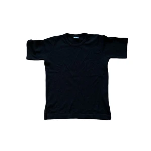 Svart stickad T-shirt  - En stilren svart stickad t-shirt med rund hals och korta ärmar. Passformen är normal och designen är enkel utan mönster eller detaljer, perfekt för en clean look. Skulle säga att den är storlek S.